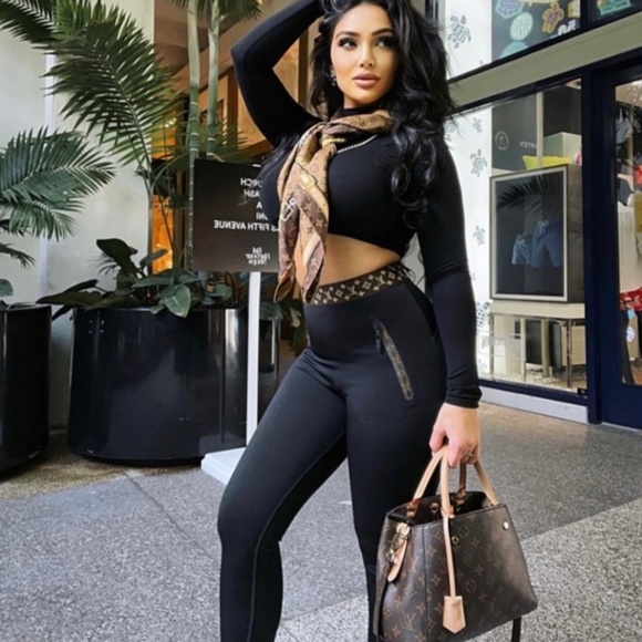 Louis Vuitton Silk Scarf RECEIPT INCLUDED - Picture 8 of 12